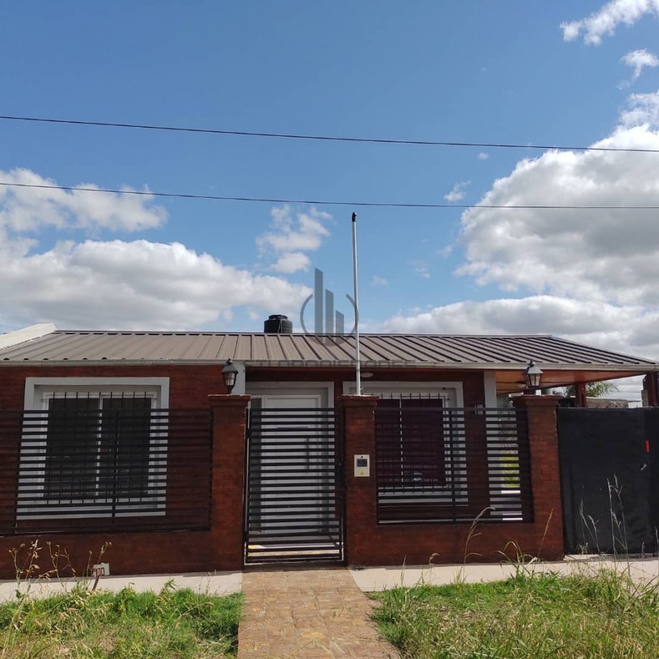 Venta de casa de dos dormitorios - Amplio terreno - Puerto San Martin