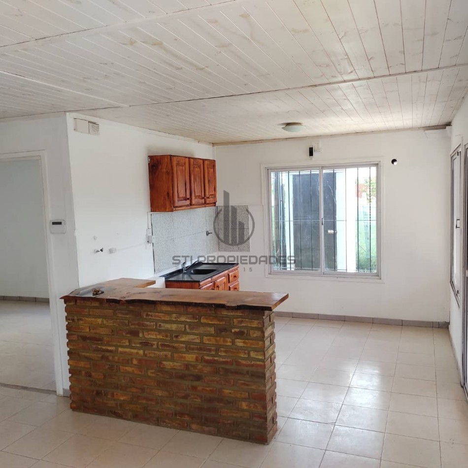 Venta de casa de dos dormitorios - Amplio terreno - Puerto San Martin