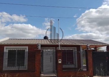 Venta de casa de dos dormitorios - Amplio terreno - Puerto San Martin