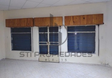 Venta de local en ochava - Barrio Azcuenaga