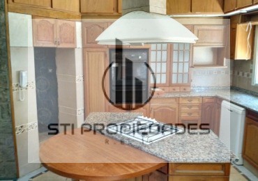Venta de importante propiedad - 5 Dormitorios - Patio - La Florida